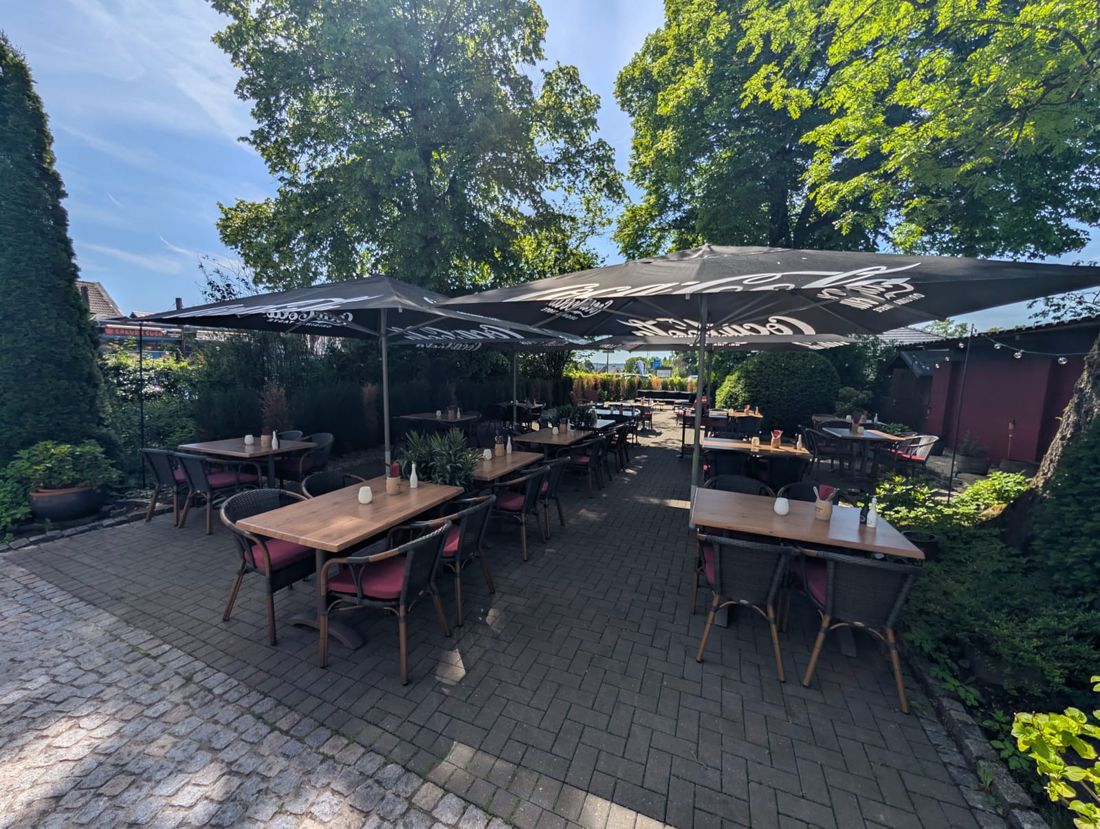 Biergarten des Hotel & Steakhouse Westfalenkrug mit Sonnenschirmen