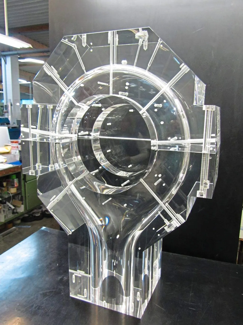 Großformatiges Präzisionsbauteil aus Plexiglas bei der Bernd Lehmann GmbH