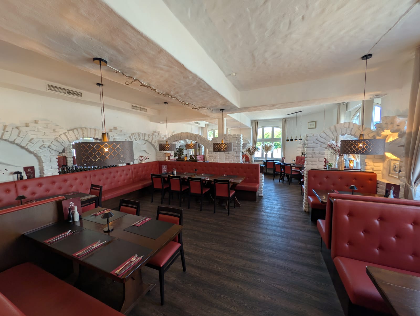Restaurant und Steakhouse im Westfalenkrug mit roten Sitzbänken